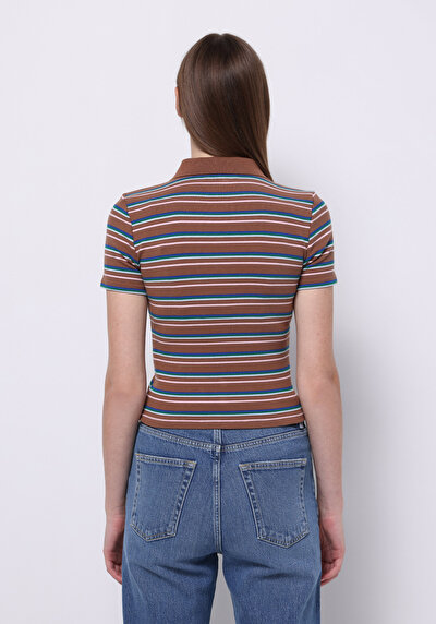 صورة من بني للنساء قميص بولو كم قصير