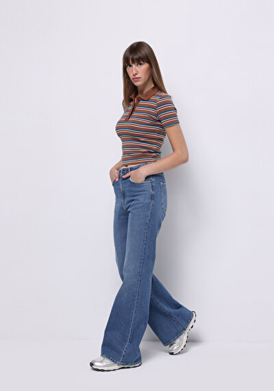 صورة من بني للنساء قميص بولو كم قصير