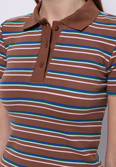 صورة من بني للنساء قميص بولو كم قصير