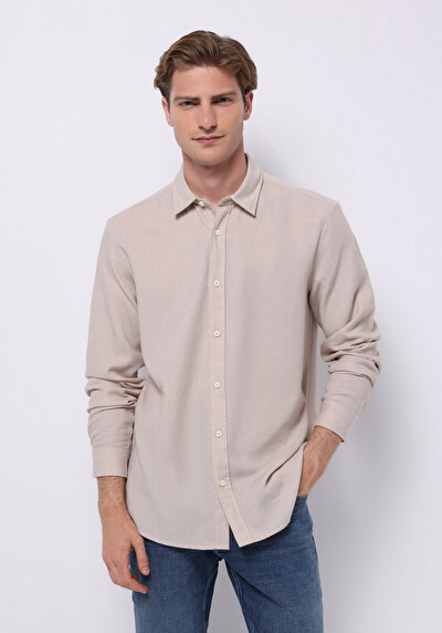 صورة من بيج للرجال قميص  كم طويل