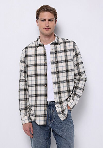 صورة من بيج فاتح للرجال قميص  كم طويل