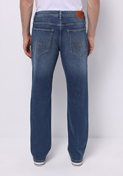 صورة من أزرق للرجال بناطيل