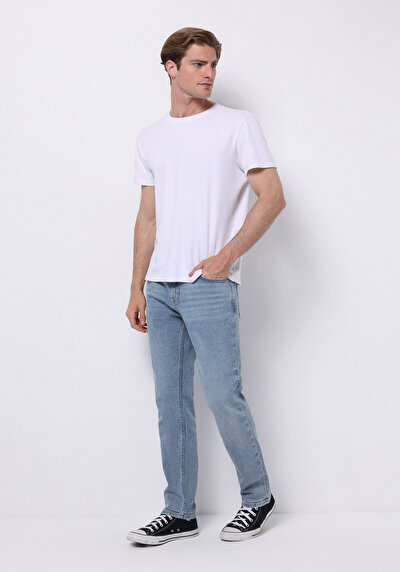 صورة من أزرق فاتح للرجال بناطيل