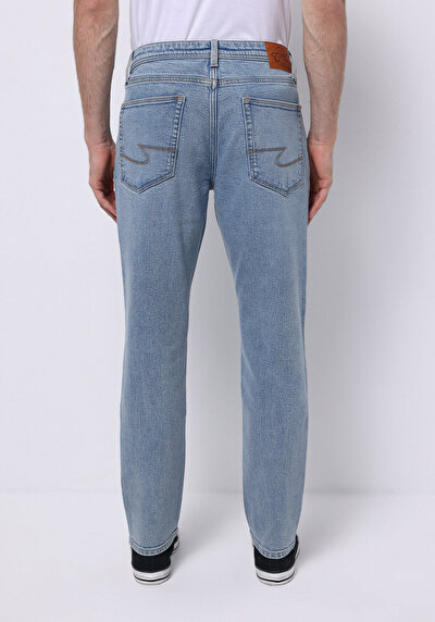 صورة من أزرق فاتح للرجال بناطيل