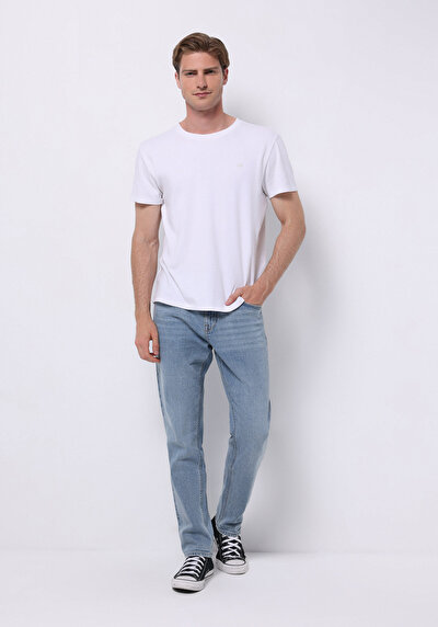 صورة من أزرق فاتح للرجال بناطيل