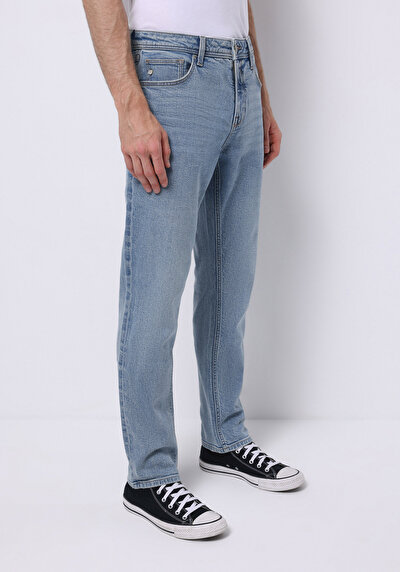 صورة من أزرق فاتح للرجال بناطيل