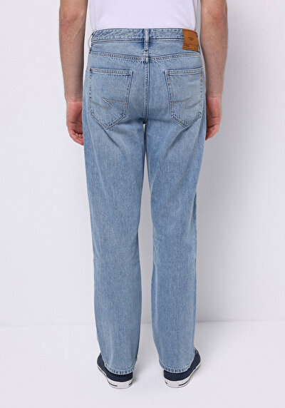 صورة من جينز نيلي للرجال