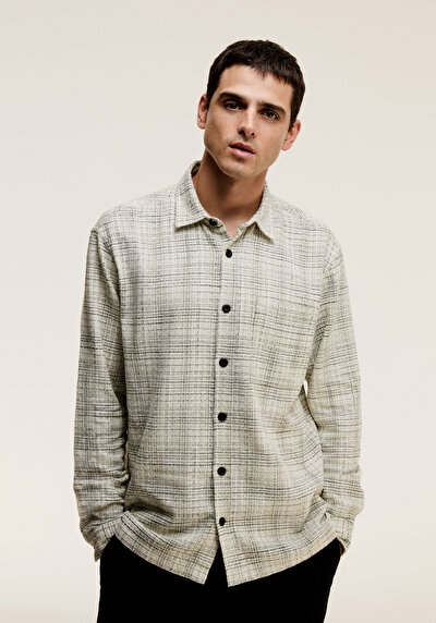 صورة من بيج فاتح للرجال قميص كم طويل