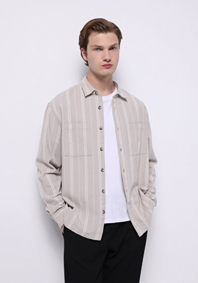 صورة من بيج للرجال قميص  كم طويل