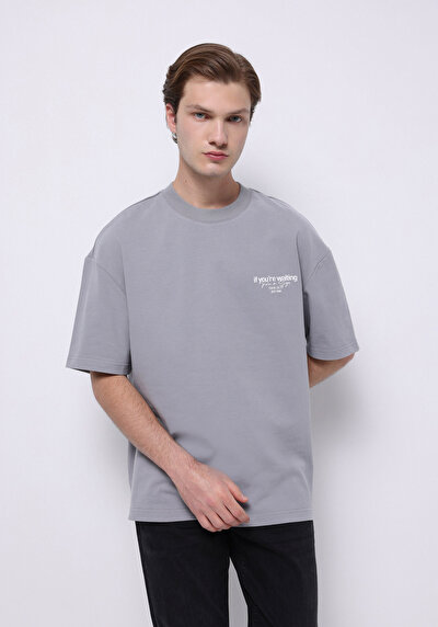 صورة من رمادي للرجال تي شيرت بأكمام قصيرة