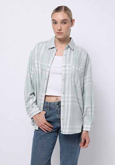 صورة من أخضر للنساء قميص  كم طويل