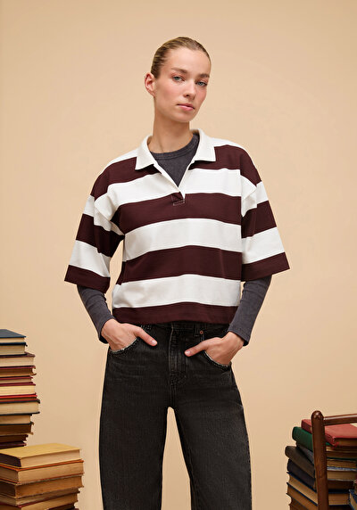 صورة من أرجواني للنساء قميص بولو كم قصير