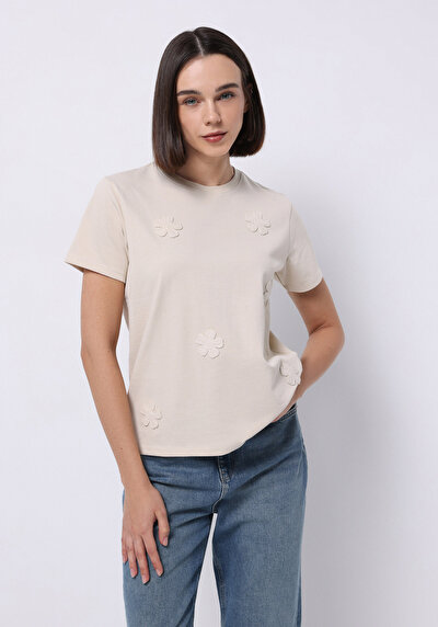 صورة من بيج فاتح للنساء تي شيرت بأكمام قصيرة