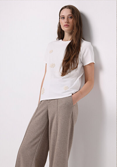 صورة من أبيض للنساء تي شيرت بأكمام قصيرة