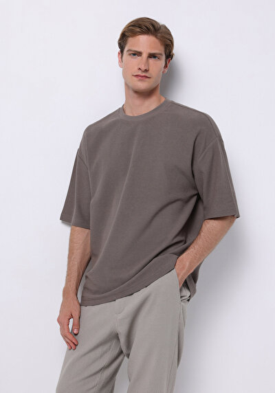 صورة من بني للرجال تي شيرت بأكمام قصيرة