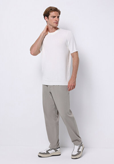 صورة من أبيض للرجال بناطيل