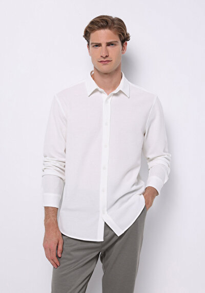 صورة من أبيض للرجال قميص  كم طويل