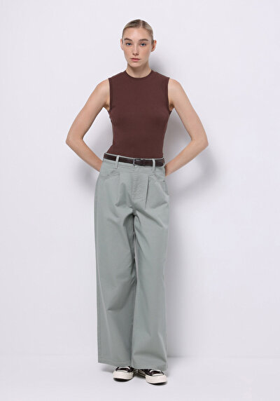 صورة من أخضر للنساء بناطيل