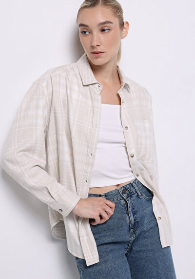 صورة من بيج فاتح للنساء قميص  كم طويل