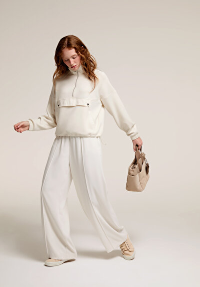 صورة من بيج فاتح للنساء بناطيل