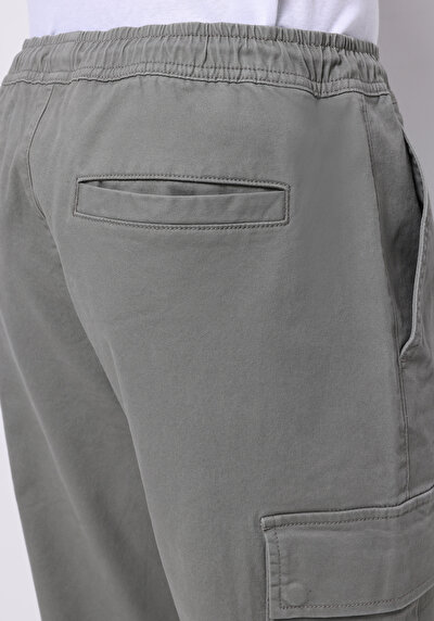 اعرض التفاصيل لـ أخضر للرجال بناطيل