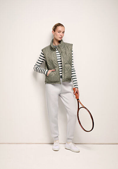 صورة من رمادي للنساء بنطال رياضي