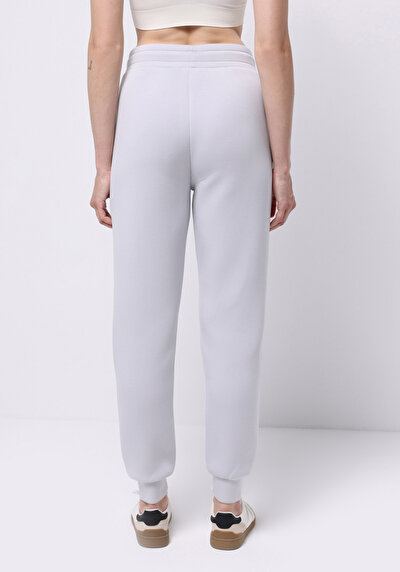 صورة من رمادي للنساء بنطال رياضي