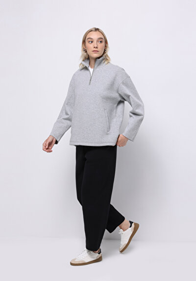 صورة من أسود للنساء بنطال رياضي