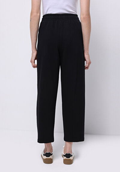 صورة من أسود للنساء بنطال رياضي