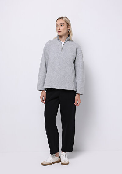 صورة من أسود للنساء بنطال رياضي