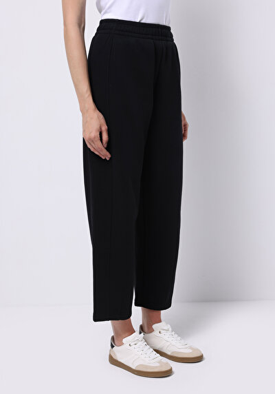 صورة من أسود للنساء بنطال رياضي