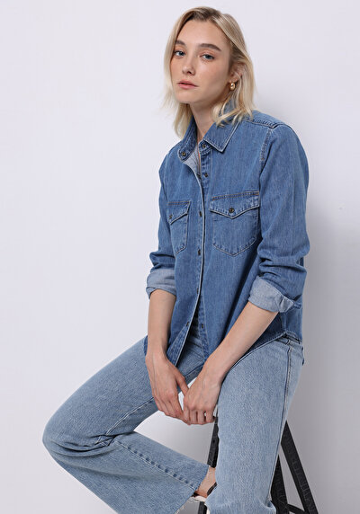 صورة من دينيم للنساء قميص كم طويل