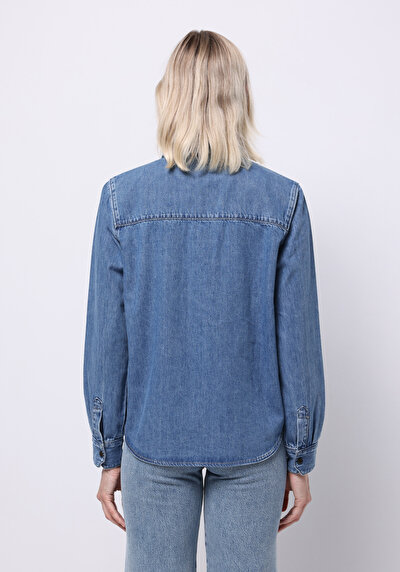 صورة من دينيم للنساء قميص كم طويل