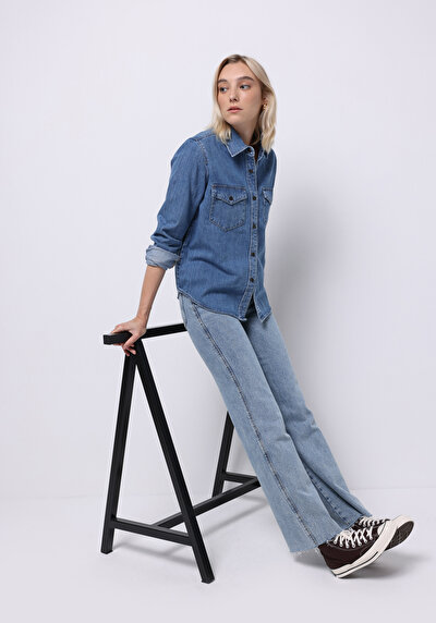 صورة من دينيم للنساء قميص كم طويل