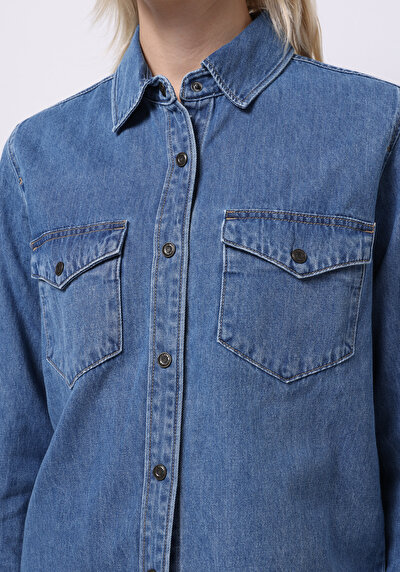 صورة من دينيم للنساء قميص كم طويل