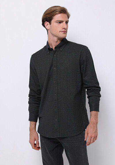 صورة من كاكي للرجال قميص  كم طويل