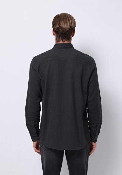 صورة من كاكي للرجال قميص كم طويل