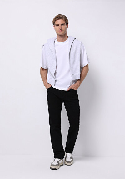 صورة من أسود للرجال بناطيل