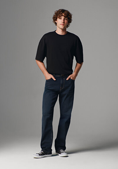 صورة من أزرق داكن للرجال بناطيل