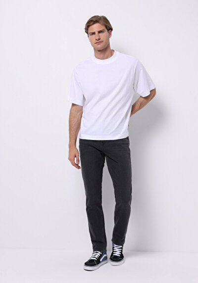 صورة من أسود للرجال بناطيل