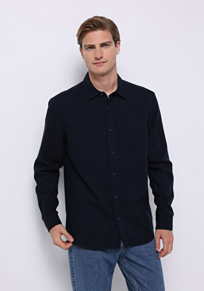 صورة من أزرق بحري للرجال قميص  كم طويل