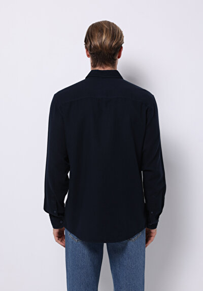 صورة من أزرق بحري للرجال قميص كم طويل