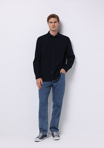 صورة من أزرق بحري للرجال قميص كم طويل