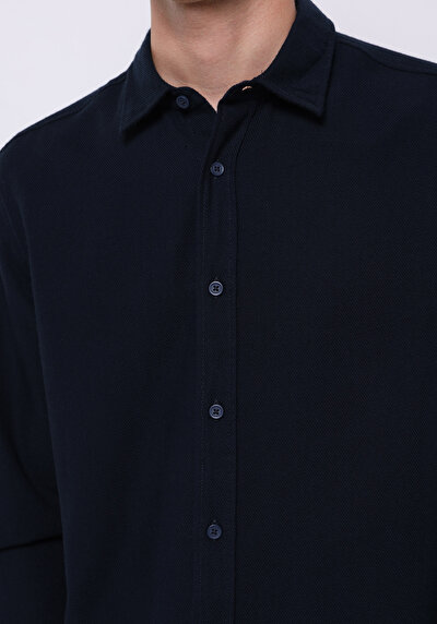 صورة من أزرق بحري للرجال قميص كم طويل