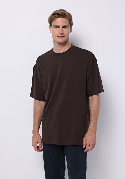 صورة من بني للرجال تي شيرت بأكمام قصيرة