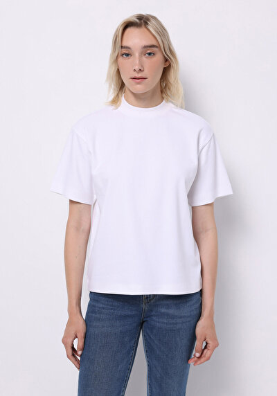 صورة من أبيض للنساء تي شيرت بأكمام قصيرة