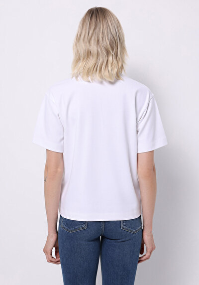 صورة من أبيض للنساء تي شيرت بأكمام قصيرة