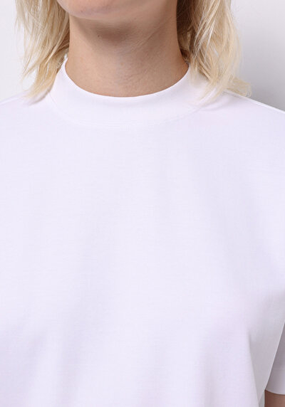 صورة من أبيض للنساء تي شيرت بأكمام قصيرة