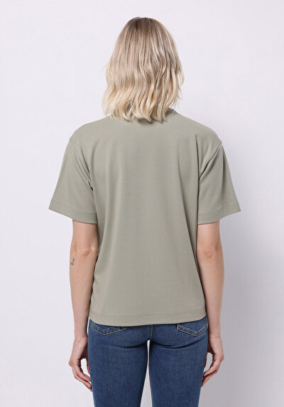 صورة من أخضر للنساء تي شيرت بأكمام قصيرة