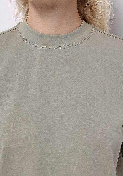 صورة من أخضر للنساء تي شيرت بأكمام قصيرة